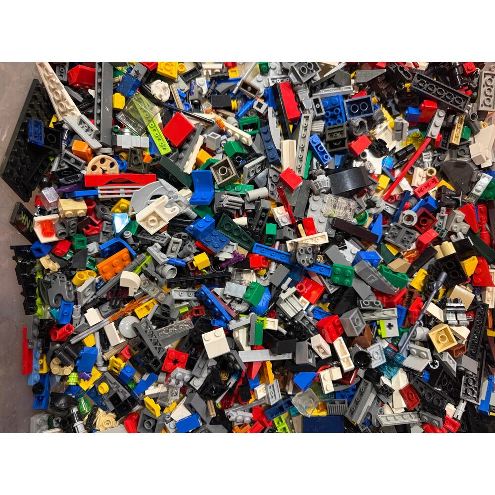 Lego Bricks and Misc Pieces 3.1 lbs   Multiple sets and variety of bricks